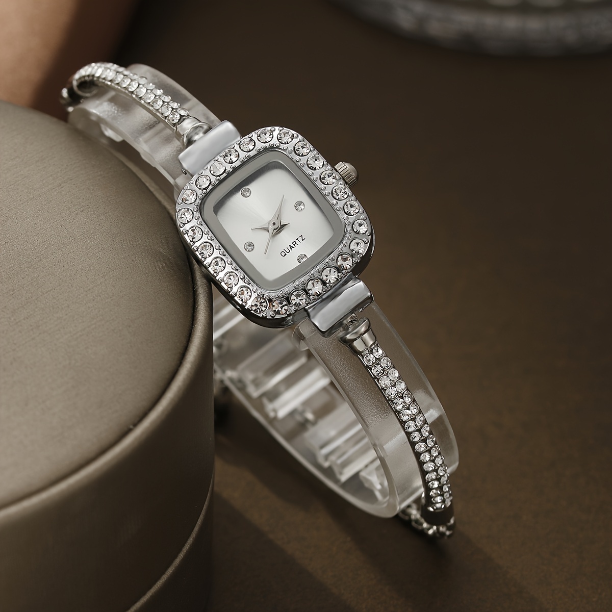 glamorous alloy bracelet watch quartz movement elegant pointer display fashionable and versatile design details 1