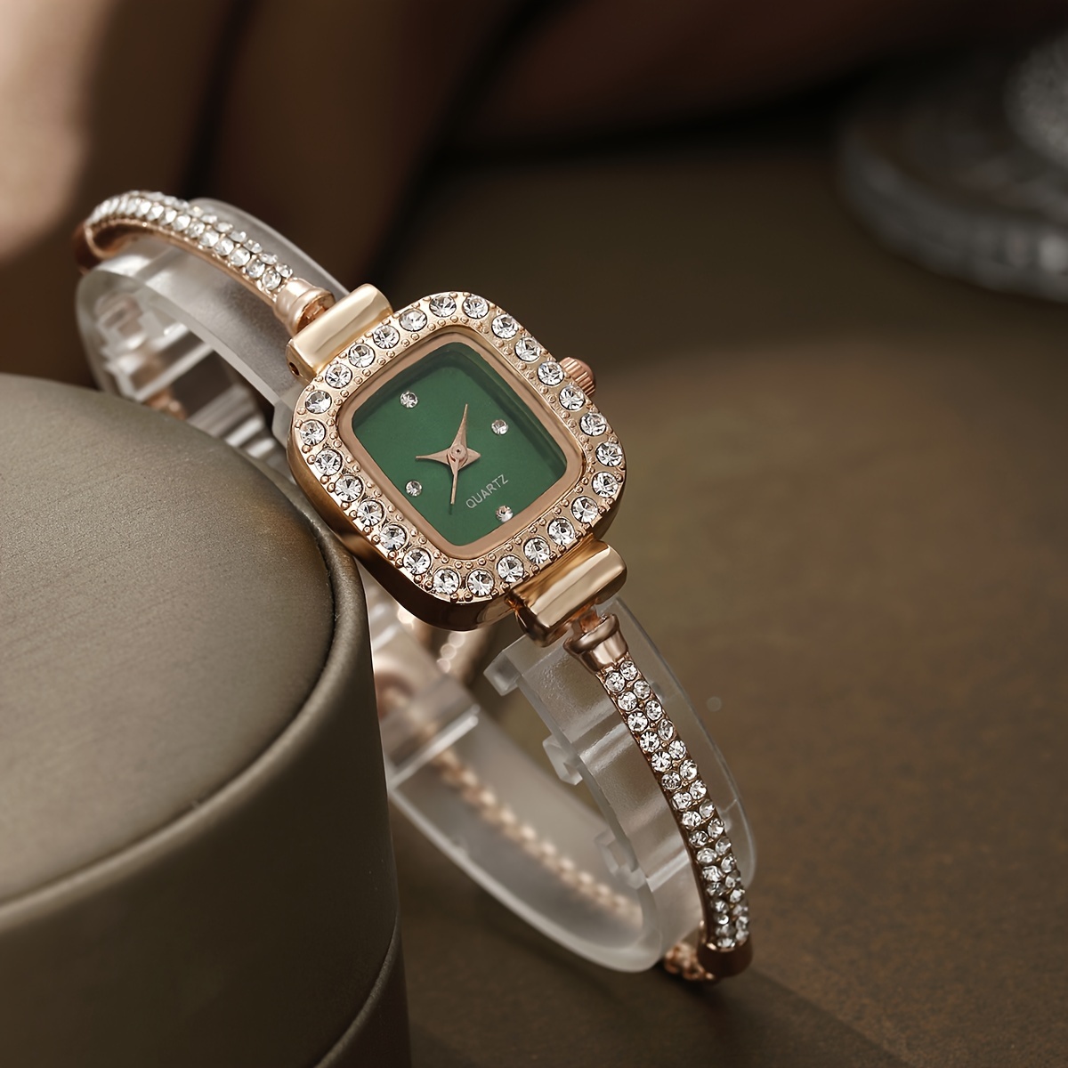 glamorous alloy bracelet watch quartz movement elegant pointer display fashionable and versatile design details 2