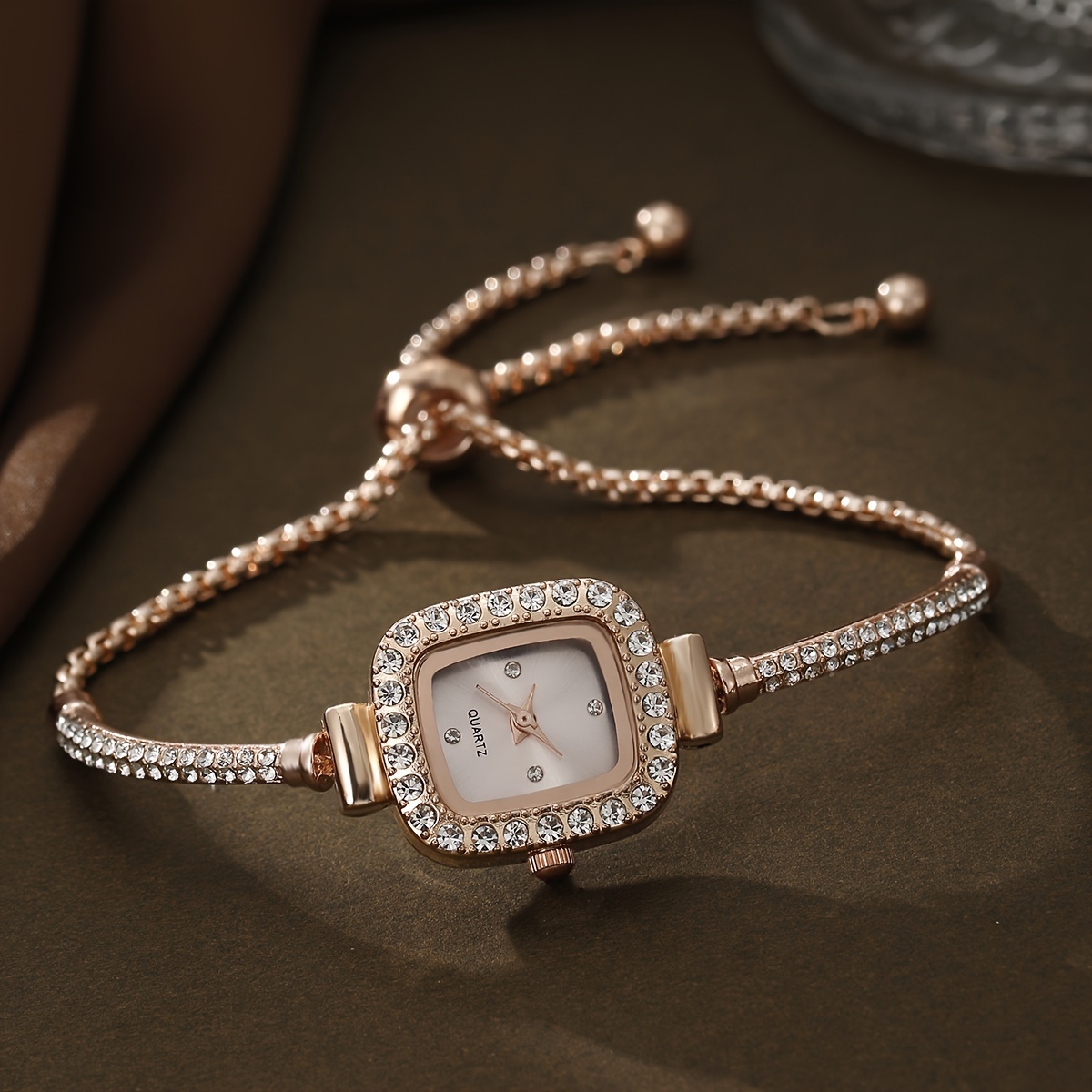 glamorous alloy bracelet watch quartz movement elegant pointer display fashionable and versatile design details 6