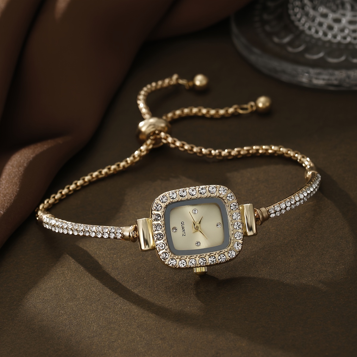 glamorous alloy bracelet watch quartz movement elegant pointer display fashionable and versatile design details 7